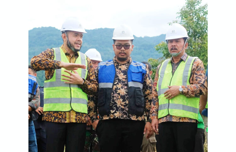 Empat Tahun Kepemimpinan Fadly-Asrul, Wako Fadly Amran: Kami Komit dengan Program Strategis RPJMD 1 RESMI DIBANGUN— Wali Kota Padangpanjang Fadly Amran, Wakil Wali Kota Padangpanjang Asrul saat melauching dimulainya pembangunan Sport Center Padangpanjang.