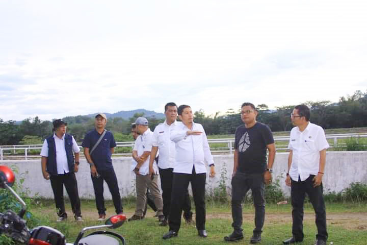 Lapangan Pacu Kuda Kandi Disiapkan untuk Kejurnas 1 PACUAN KUDA— Wali Kota Deri Asta saat meninjau lapangan pacu kuda dan kandang kuda di Lapangan Pazu Kuda Kandi.