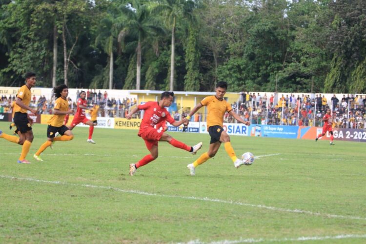 DUEL-Putra Chaniago (Semen Padang) saat melakukan percobaan ke gawang PSDS saat kedua tim berduel pada pertandingan Liga 2 2022 di Stadion Kaharudin Siregar, Kamis (30/9) sore.