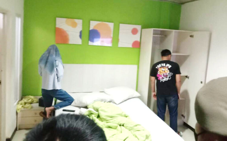 PASANGAN ILEGAL— Sejumlah pasangan ilegal diamankan oleh Satpol PP Padang saat melakukan penertiban di beberapa penginapan dan rumah kos-kosan yang berada di Kecamatan Padang Selatan, Minggu (9/10) dinihari.