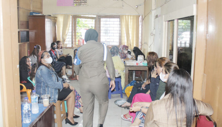 DIBERI PEMBINAAN— Sebanyak 15 wanita yang diduga pemandu lagu serta satu pasangan ilegal yang diamankan Satpol PP, Kamis (13/10) dinihari WIB, menjalani pendataan dan pembinaan di Mako Satpol PP, Kamis pagi.