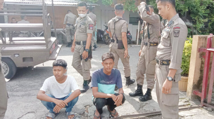 4 Jam Kerja, Pak Ogah bisa Kantongi Rp80 Ribu/Hari, 2 Pemuda Ditertibkan di Putaran Jalan Khatib Sulaiman 1 PENERTIBAN PAK OGAH— Petugas Satpol PP Kota Padang melakukan penertiban pak Ogah yang biasa mangkap di putaran jalan di kawasan jalan Khatib Sulaiman dan Hamka, Jumat (14/10).