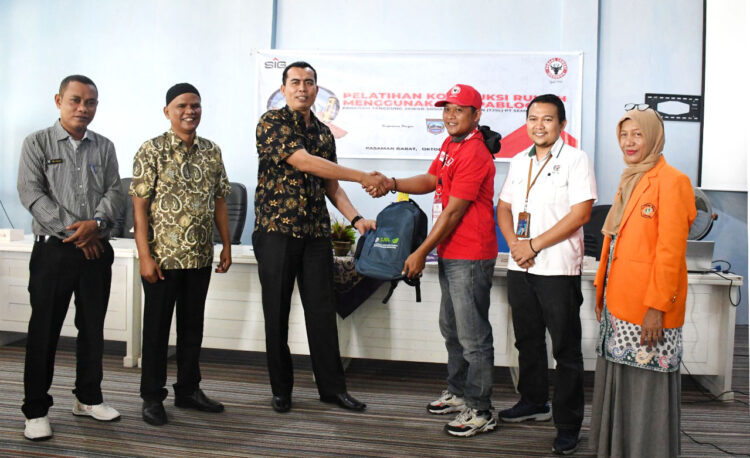 PELATIHAN TUKANG— PT Semen Padang bekerjasama dengan Politeknik Negeri Padang dan Pemkab Pasaman Barat mengadakan pelatihan tukang dalam bentuk pengerjaan kontruksi rumah menggunakan interlock brick.