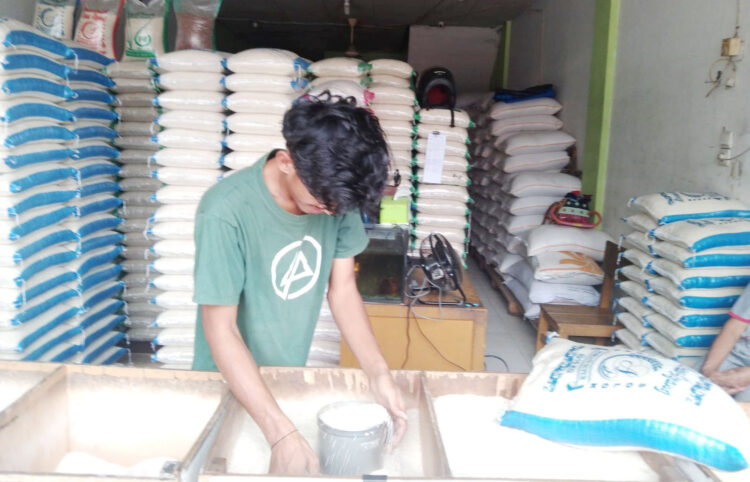 BERAS NAIK, CABAI TURUN— Harga kebutuhan pokok beras terus mengalami kenaikan sejak satu bulan terakhir di Kota Padang. Rata-rata beras kualitas sedang dan bagus dijual antara Rp15 ribu hingga Rp16 ribu per kilogram. Sementara untuk komoditi cabai merah, kemarin mengalami penurunan.