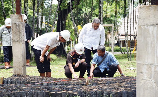 Transformasi Berbasis Lingkungan, PT Semen Padang Gencar Sosialisasikan Nabuang Sarok dan Kaliandra 1 SOSIALISASI KALIANDRA— Jajaran Direksi PT Semen Padang bersama Kajati Sumbar, Yusron sedang memantau bibit kaliandra, beberapa waktu lalu.