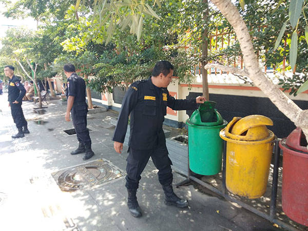 MEMUNGUT SAMPAH— Petugas Trantib ikut memungut sampah untuk memastukan Pasar Payakumbuh bersih dari sampah.