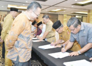 Wujudkan Pemilu Serentak 2024 yang Jujur dan Adil, Bupati Agam Tandatangani Pakta Integritas