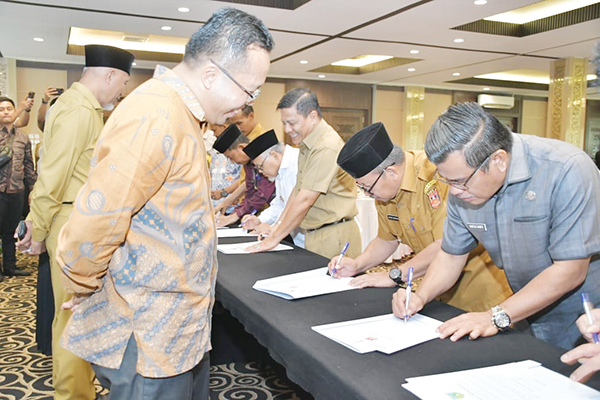 PAKTA INTEGRITAS— Bupati Agam Dr H Andri Warman tandatangani pakta integritas dalam mewujudkan Pemilu Serentak 2024 yang jujur dan adil, di Pangeran Beach Hotel Padang.