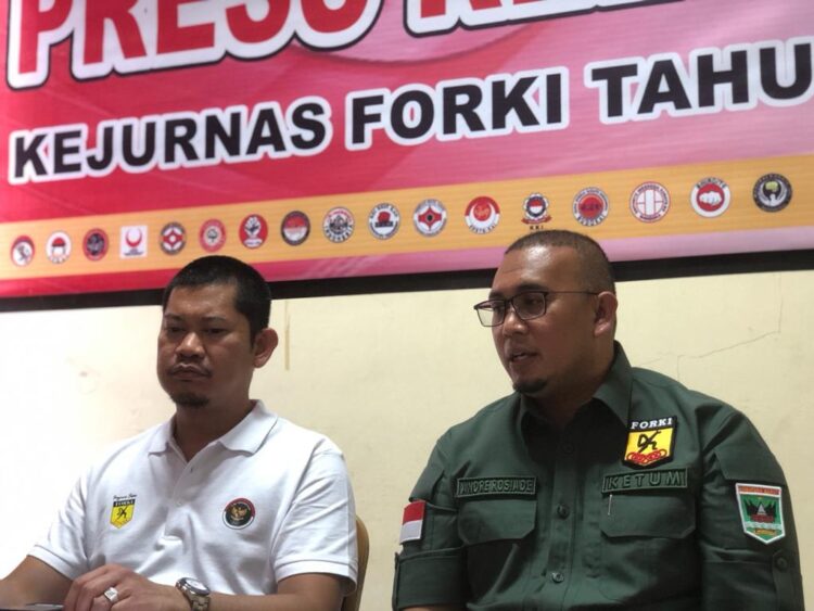 Sukses Gelar Kejurnas di Sumbar, Sekjen PB FORKI Apresiasi Andre Rosiade 1 KETERANGAN PERS-Sekjen PB FORKI Raja Septa Ervian bersama Ketua Umum FORKI Pengprov Sumbar Andre Rosiade saat memberikan keterangan pers.