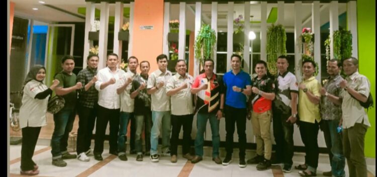 Teks foto : saat memimpin rapat bersama panitia pelaksana Kejurda Menembak Kapolres Pessel tahun 2022, Ketua Umum PERBAKIN Pessel AKBP. Novianto Taryono, SH,S.I.K, MH, bersama Ketua Harian PERBAKIN Pessel Rolly Fardinan, menyusun pelaksanaan Kejurda Menembak Kapolres Pessel tahun 2022. Beberapa hari yang lalu di Painan.