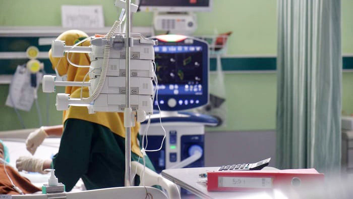 GAGAL GINJAL— Dokter mengecek kondisi pasien anak penderita gagal ginjal akut.