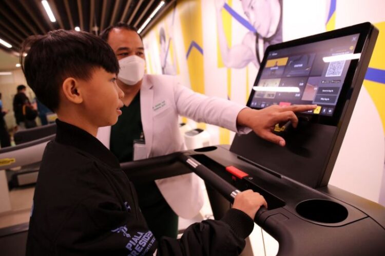 TREADMILL— Atlet esport dari tim EVOS Divine Rasyah Rasyid (kanan) melakukan mencoba treadmill didampingi oleh dr. Antonius Andi Kurniawan, Sp.KO (kiri) dalam kegiatan Kinetic Activity Piala Presiden Esports 2022 di Sport Medicine, Injury & Recovery Center RSPI Bintaro Jaya, Jakarta, Selasa (11/10).