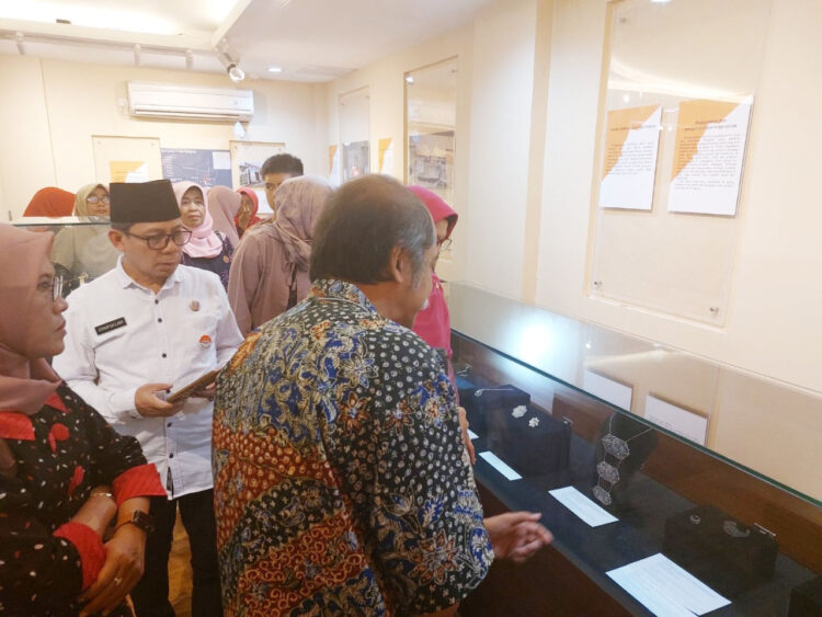 Mengenal Karya Budaya Hasil Tambang 2 Daerah, Pameran Perhiasan Emas dan Perak dari Sumbar dan DI Yogyakarta Resmi Dibuka 1 KERAJINAN PERAK— Kadis Kebudayaan Sumbar, Syaifullah bersama Kadis Kebudayaan DI Yogyakarta, Dian Lakshmi Pratiwi dipandu Kurator dari Dinas Kebudayaan DI Yogyakarta, Sektiadi menyaksikan kerajinan perak asal Kota Gede DI Yogyakarta.