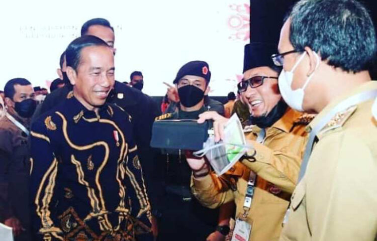 DITANYA RENDANG— Presiden Jokowi saat berpasasan dengan deretan tempat duduk Kepala Daerah, sempat menyapa dan bercanda dengan Wali Kota Padang Hendri Septa. Presiden bertanya apa kabar Padang dan rendang, Kamis (29/9) di Jakarta Convention Center (JCC).