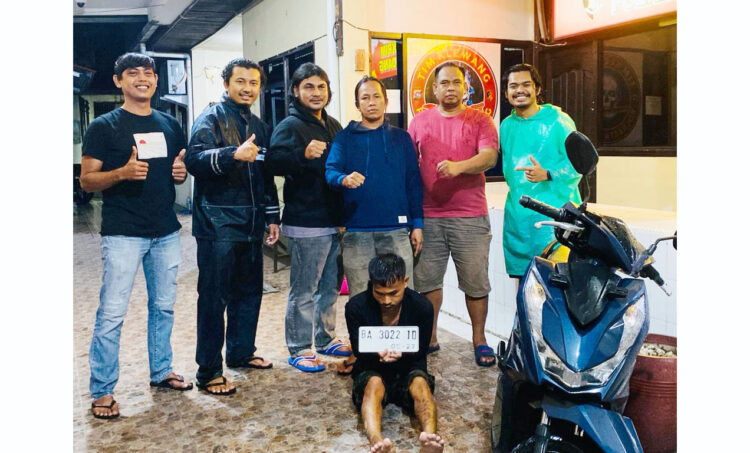 Spesialis Curanmor Dibekuk 2 Jam usai Beraksi di Kota Padang 1 PENCURI MOTOR— Pelaku Rendi Tri Yuandi (27) yang terlibat kasus pencurian sepeda motor diamankan di Mapolresta Padang.