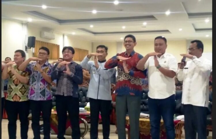 BPS Solok Selatan Gelar Rakor Pendataan Awal Regsosek 1 FOTO BERSAMA— Bupati Solok Selatan Khairunas dan Kepala Badan Pusat Statistik (BPS) Solok Selatan Abdul Razi foto bersama dengan kepala OPD beserta peserta Rapat Koordinasi pendataan awal registrasi sosial ekonomi.