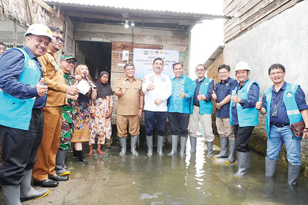 bantuan-- Pemerintah melalui PT PLN (Persero)melakukan penyaluran bantuan sambung listrik gratis kepada 80 ribu keluarga kurang mampu.