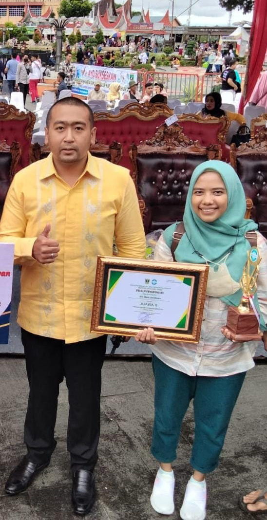 DKP3 UPTD Puskeswan Sukses RaihJuara II Sumbar 1 USAI—drh. Meta Levi Kurnia usai menerima penghargaan dari Waguib Sumbar Audy Joianldy.