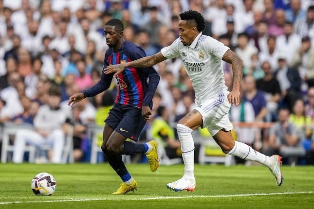Real Madrid VS Barcelona, El Clasico Jilid I Milik El Real 1 KAWAL KETAT—Penyerang sayap Barcelona, Ousmane Dembele mendapatkan kawalan ketat dari bek tengah Real Madrid, Eder Militao pada pekan ke-9 Liga Spanyol 2022/2023, Minggu (16/10) malam WIB.