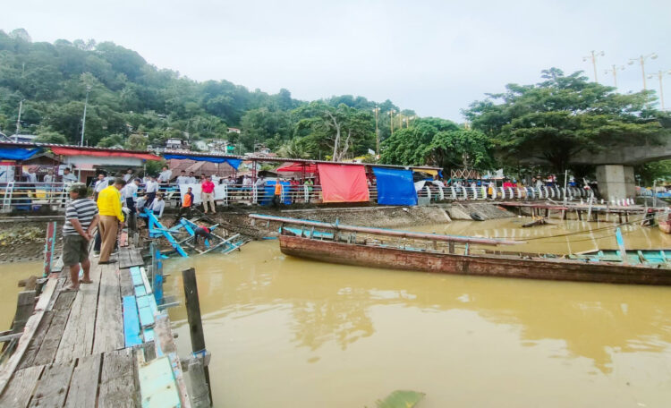 9 Bangkai Kapal di Batang Arau bakal Dievakuasi 1 EVAKUASI BANGKAI KAPAL— Tim gabungan dari BPBD, Dishub, Damkar, Dinas Perikanan dan Pangan dan DLH, melakukan evakuasi bangkai kapal yang berada di sungai Batang Arau, Kamis (13/10).