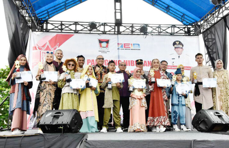 FOTO BERSAMA— Sekda Andree Algamar berfoto bersama dengan para pemenang dalam kegiatan Padang Trade Expo 2022 di Pantai Cimpago, Purus.