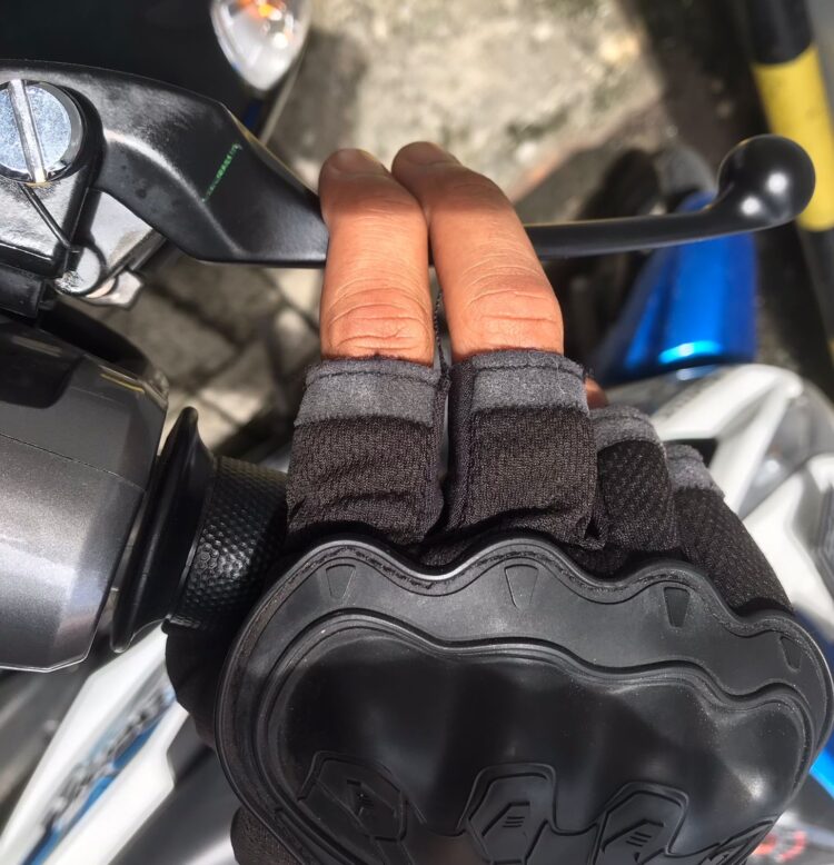 POSISI TANGAN— Posisi jari tangan selalu menempel atau standby di tuas rem yang sering dianggap sepele namun bisa berdampak buruk terhadap pengendara.