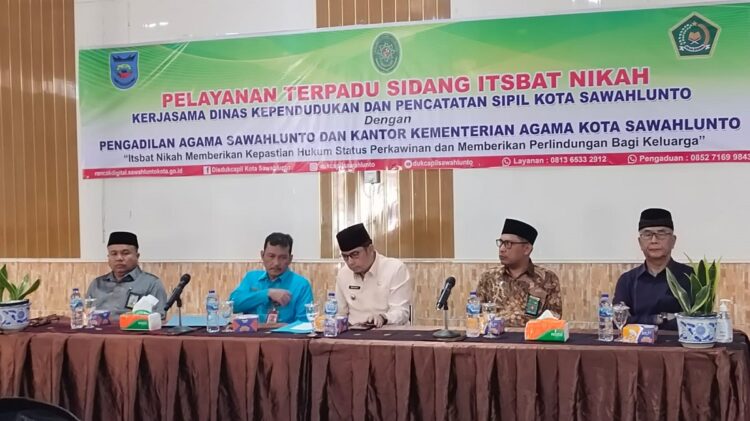 SIDANG ITSBAT NIKAH TERPADU— Suasana rapat Itsbat Nikah Terpadu digelar oleh Dinas Kependudukan dan Catatan Sipil Kota Sawahlunto bekerjasama dengan Pengadilan Agama dan Kantor Kementerian Agama.