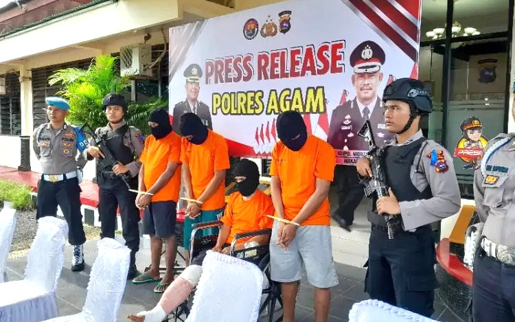 PERAMPOK DITANGKAP— 
Jajaran Polres Agam menangkap empat pelaku perampokan pedagang emas dan menyita 
barang bukti hasil rampokannya. 
Sementara, dua pelaku masih diburu.