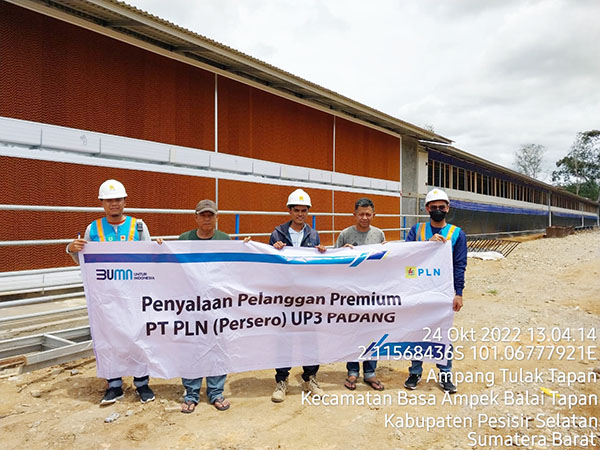 PELANGGAN— Dua Pengusaha Ternak Ayam Jadi Pelanggan Premium PLN.