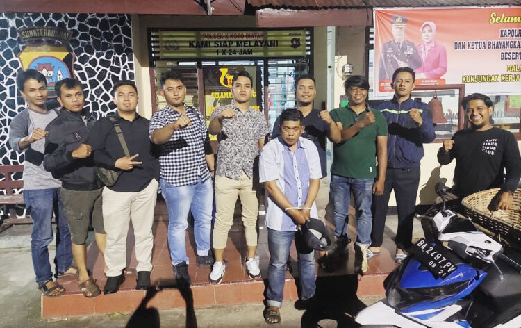 DIAMANKAN— Tersangka Oki Gembel usai diamankan oleh unit Opsnal Reskrim Polsek Baringin di kawasan Nagari Paninjauan, Kecamatan X Koto Di Atas, Kabupaten Solok.