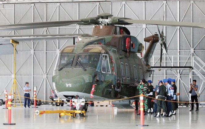Helikopter AW 101 TNI AU— Penyidik KPK saat melakukan pemeriksaan fisik Helikopter AW 101 TNI AU di Halim Perdanakusuma.