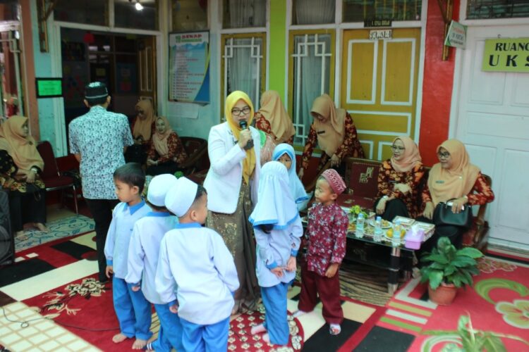 Kenali Gejala Awal Penyakit Gagal Ginjal pada Anak 1 SAMPIAKAN—Dokter Spesialis Anak pada RSUD Kota Padang Panjang, dr. Fitriyana, Sp.A, M.Biomed menyampaikan, beberapa gejala awal yang mengarah kepada Gangguan Ginjal Akut Progresif Atipikal atau Acute Kidney Injury (AKI) pada anak.