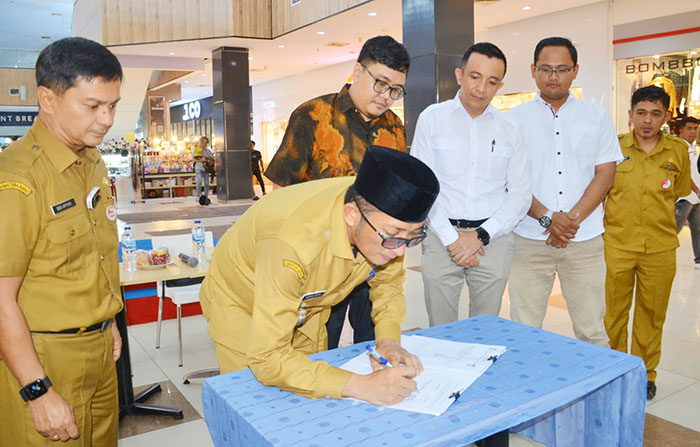 Jalin Kerja Sama dengan PT Intigriya Primasakti untuk Majukan Plaza Andalas, Pemko Padang bakal Terima Royalti Rp1 M 1 TEKEN KERJA SAMA— Wali Kota Padang Hendri Septa menandatangani kerja sama dengan PT Intigriya Primasakti selaku pihak manajemen pengelola Plaza Andalas Padang.