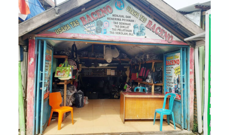 SEJAK 1988— Toko konveksi tas Baceno milik Anasrizal di Baceno di Jalan Ir. H. Juanda No. 51 Kota Padang, sudah dirintis sejak 1988 dan sudah mengalami gulung tikar empat kali, namun akhirnya menjaga eksistensi hingga kini di tengah persaingan industri.