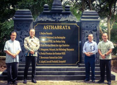 Jajaki Kerja Sama di Bidang Pemerintahan, Bupati Benny Dwifa Kunjungi Kampus IPDN Jatinangor 1 KUNJUNGI—Bupati Sijunjung, Benny Dwifa Yuswir, S.STP, M.Si didampingi Kadis Parpora, Afrineldi, SH, Kadis Nakertrans, Khamsiardi, SSTP, M.Si dan Kabag Prokopim, Admiriska, B.Ac Kunjungi Kampus Institut Pemerintahan Dalam Negeri IPDN Jatinangor, Kabupaten Sumedang.