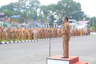 Sekda Pasaman Ingatkan OPD, Kurangi Acara Seremonial 1 Sekretaris Daerah (Sekda) Pasaman Drs. H. Mara Ondak meminta seluruh OPD kurangi acara seremonial dan fokus pada penyelesaian proyek physik yang masih terbengkalai dan belum dimulai.