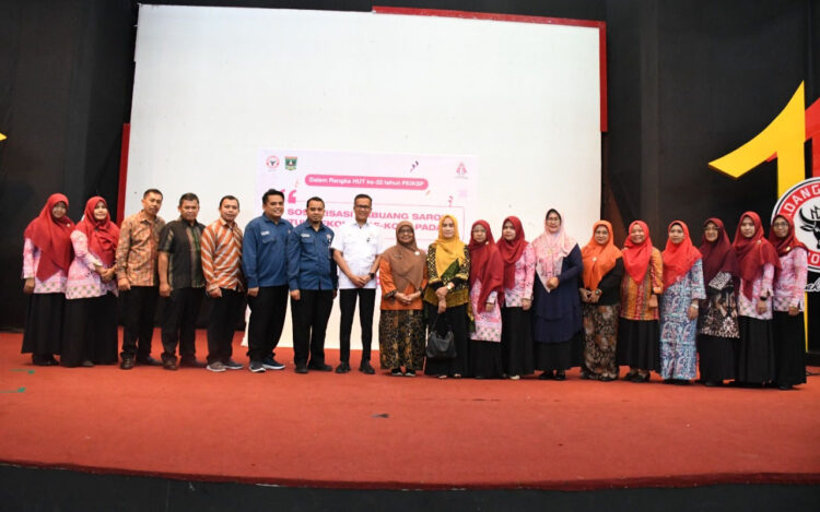foto bersama— irektur Operasi PT Semen Padang, Indrieffouny Indra bersama FKISP dan juga perwakilan sekolah berfoto bersama saat kegiatan Sosialisasi Nabuang Sarok, beberapa waktu lalu, di GSG.
