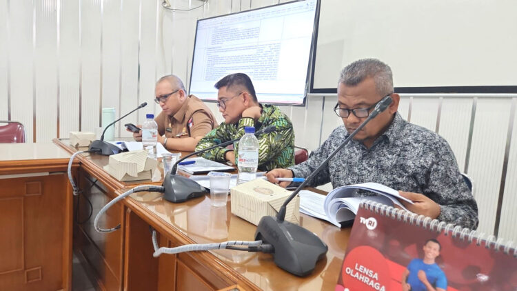 MEMIMPIN RAPAT— Ketua DPRD Kota Padang memimpin rapat pembahasan evaluasi Gubernur Sumbar terhadap perubahan Anggaran Kota Padang tahun 2022. Didampingi wakil ketua DPRD Arnedi Yarmen dan Sekda Kota Padang Andree Algamar.