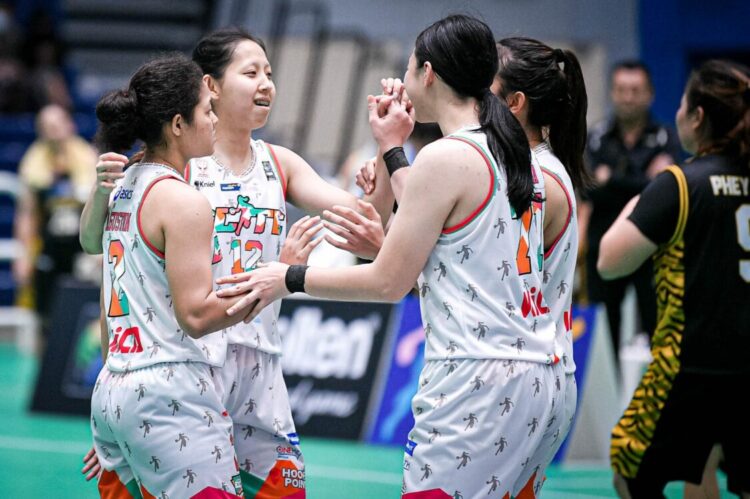 Skuad Indonesian Elite Women Basketball merayakan kemenangan.