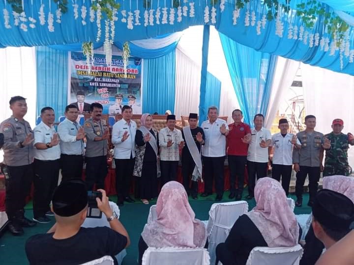 Dihadiri Kepala BNN Sumbar, Desa Balai Batu jadi Desa Bebas Narkoba 1 FOTO BERSAMA— Usai pencanangan Desa Bersinar (Bersih Narkoba) di Desa Balai Baru Sandaran, Kepala BNN Provinsi Kombespol Hendra, S. Sos foto bersama.