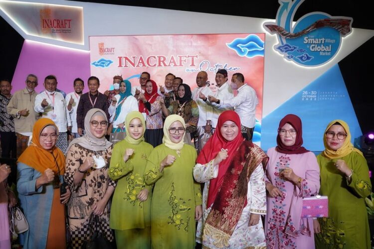 PAMERAN—Ketua Dekranasda Solok Selatan Erniati Khairunas tinjau lokasi pameran.