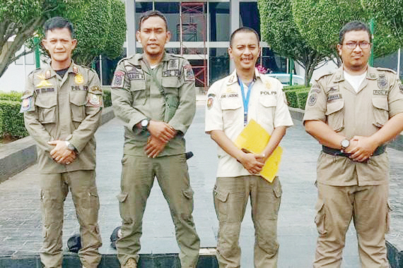 DESAK—Para pengurus Forum Bantuan Polisi Pamong Praja Nusantara (FKBPPPN). Mereka mendesak pemerintah mengangkat 90 ribu honorer Satpol PP diangkat jadi PNS.