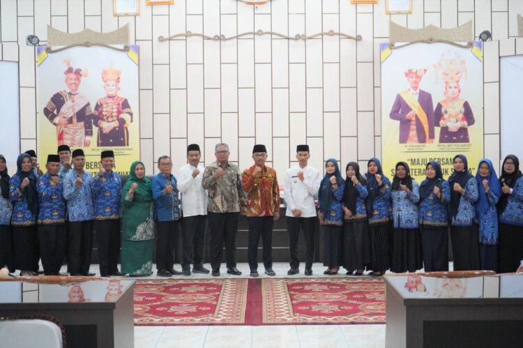 Pemkab Solok Selatan Terus Tata dan Perbaiki Penempatan ASN 1 FOTO BERSAMA—Bupati Khairunnas berfoto bersama usai pelantikan.