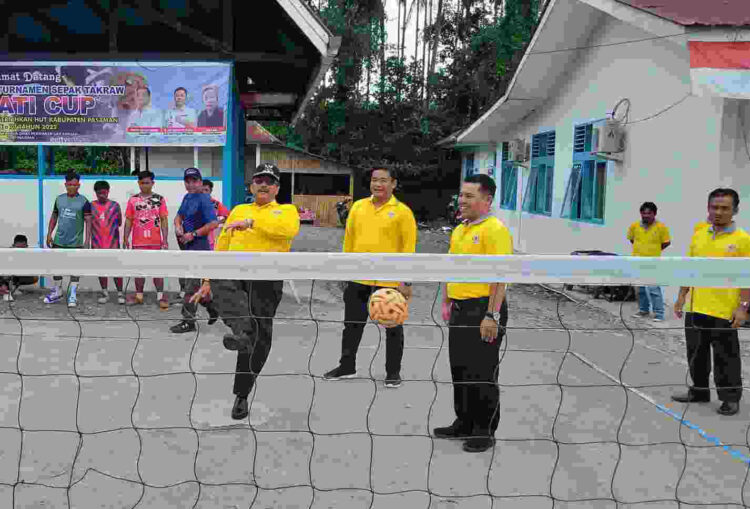 Turnamen SEPAK TAKRAW— Bupati Pasaman Benny Utama melakukan tendangan pertama sekaligus membuka turnamen Sepak Takraw Bupati Cup, Rabu (26/10) di lapangan Sepak Takraw Dinas Perikanan Dan Pangan Kabupaten Pasaman.