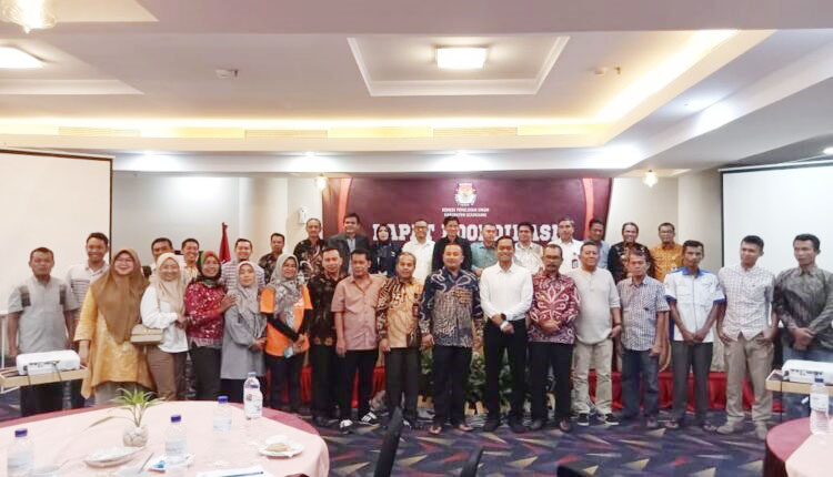 Persiapan Verifikasi Faktual Kepengurusan dan Keanggotaan Partai Politik Calon Peserta Pemilu Tahun 2024, KPU Sijunjung Gelar Rakor 1 FOTO BERSAMA— Ketua KPU Sijunjung Lindo Karsyah foto bersama peserta rapat Persiapan Verifikasi Faktual.