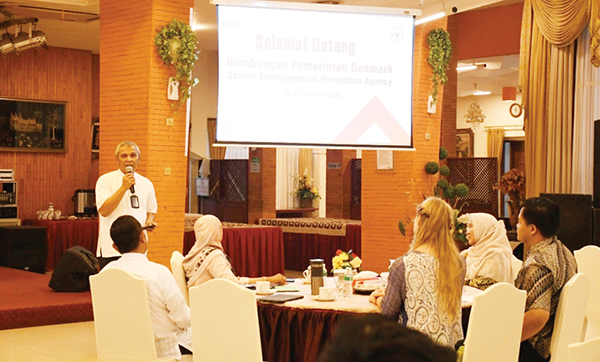 PT Semen Padang Siap Jadi Offtaker RDF di Kota Padang 1 PENGOLAHAN SAMPAH TERPADU— Dirut PT Semen Padang Asri Mukhtar menyampaikan paparan saat menerima tim DLH Sumbar, DLH Kota Padang, Kedutaan Denmark dan Danish Environmental Protection Agency (DEPA), di Wisma Indarung, Jumat (30/9) lalu.