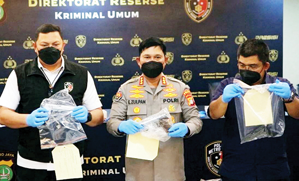 Perempuan Bercadar Menodongkan Pistol ke Paspampres Jadi Tersangka 1 LIHATKAN—Direktur Reserse Kriminal Umum Polda Metro Jaya Kombes Pol Hengki Haryadi (kanan), Kabid Humas Polda Metro Jaya Kombes Pol Endra Zulpan (tengah) dan Kepala Bagian Bantuan Operasi (Kabagbansops) Detasemen Khusus (Densus) 88 Antiteror Polri Kombes Pol. Aswin Siregar, memperlihatkan barang bukti dari kasus perempuan yang menodongkan pistol ke personel Paspampres, di Mako Polda Metro Jaya, Rabu (26/10)