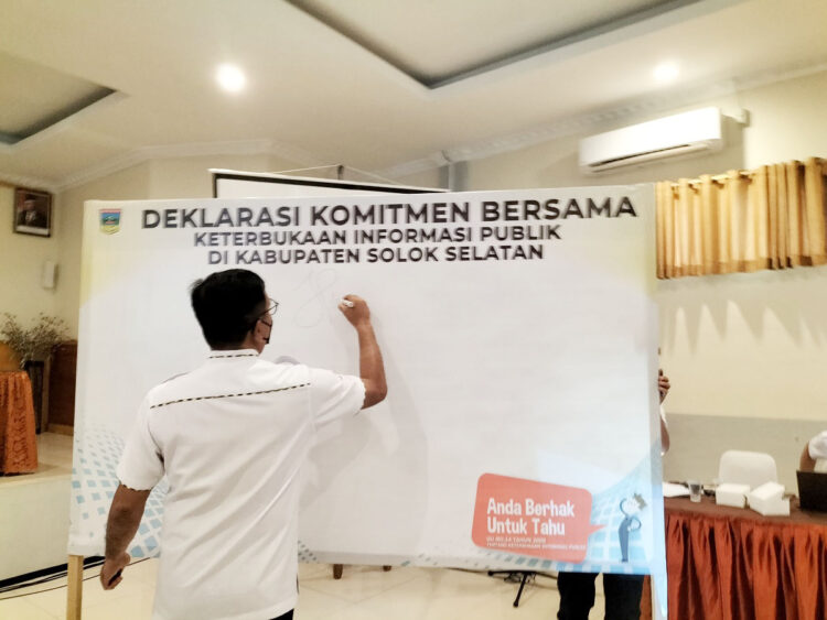Pemkab Solok Selatan Komitmen Transparansi pada Publik 1 DEKLARASI—Bupati Solok Selatan, Khairunas melakukan penandatangan deklarasi komitmen bersama.