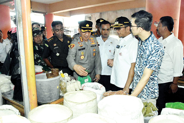 Cek Harga Sembako, Wako Padang Khawatirkan Harga Beras 1 PANTAU SEMBAKO— Wako Hendri Septa bersama Kapolresta Kombes Pol Ferry Harahap, saat berdialog dengan pedagang beras di Pasar Raya Padang. Saat ini harga beras terus mengalami kenaikan di pasaran.