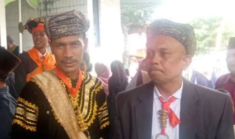 TRADISI MAMBANTAI KABAU— Waki Bupati Solok Selatan, Yulian Efi, saat menghadiri acara  tradisi “mambantai kabau nan gadang” dalam mendukung tatanan adat istiadat di Solok Selatan, khususnya Alam Surambi Sungai Pagu.